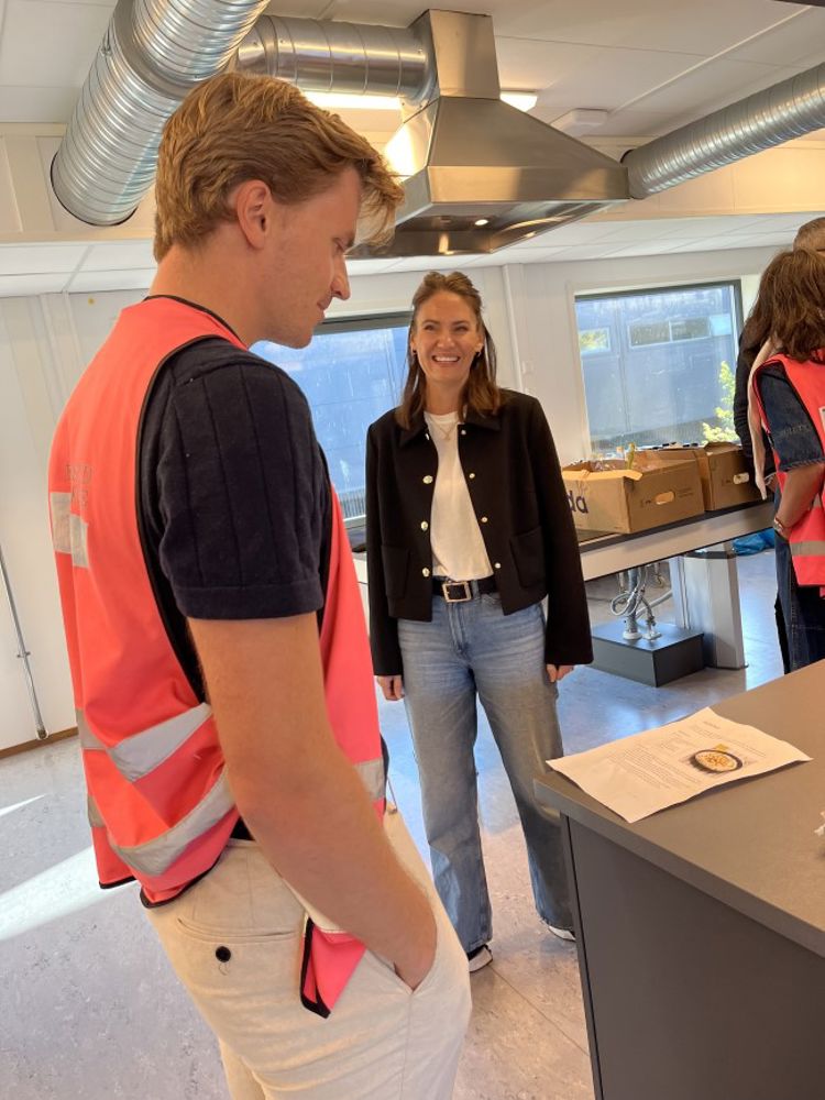 Julie Remen Midtgarden med mat og helselærer August