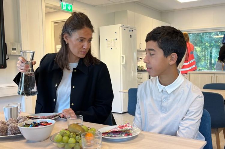 Foto: Anne Myrvold Byråd i samtale med en elev