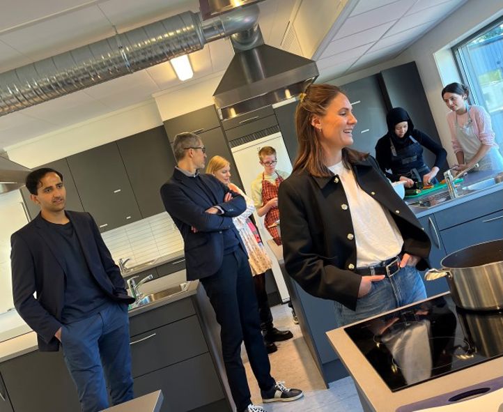 Foto: Anne Myrvold Byråd med en gruppe personer i et rom