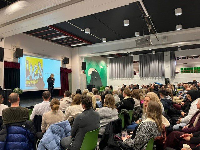 Politikontakten og fullsatt aula på Ellingsrudåsen skole