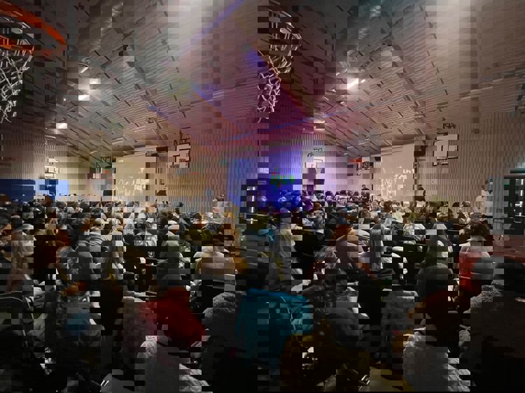 en person som holder en presentasjon for et publikum en person som holder en presentasjon for et publikum