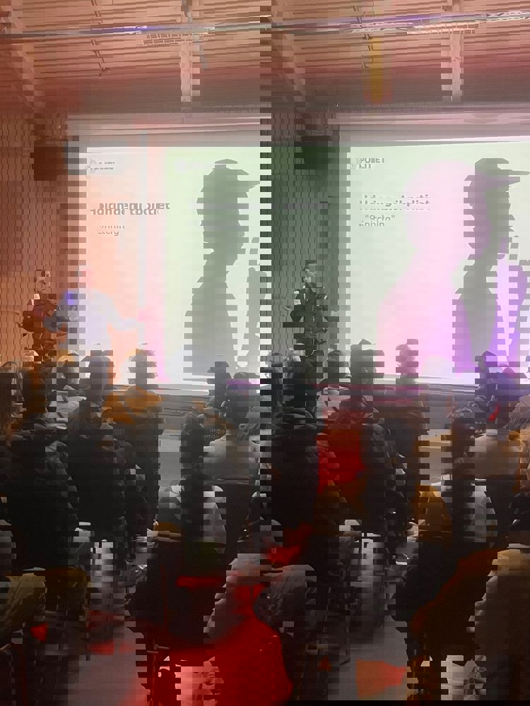 en person som holder en presentasjon for en gruppe mennesker en person som holder en presentasjon for en gruppe mennesker