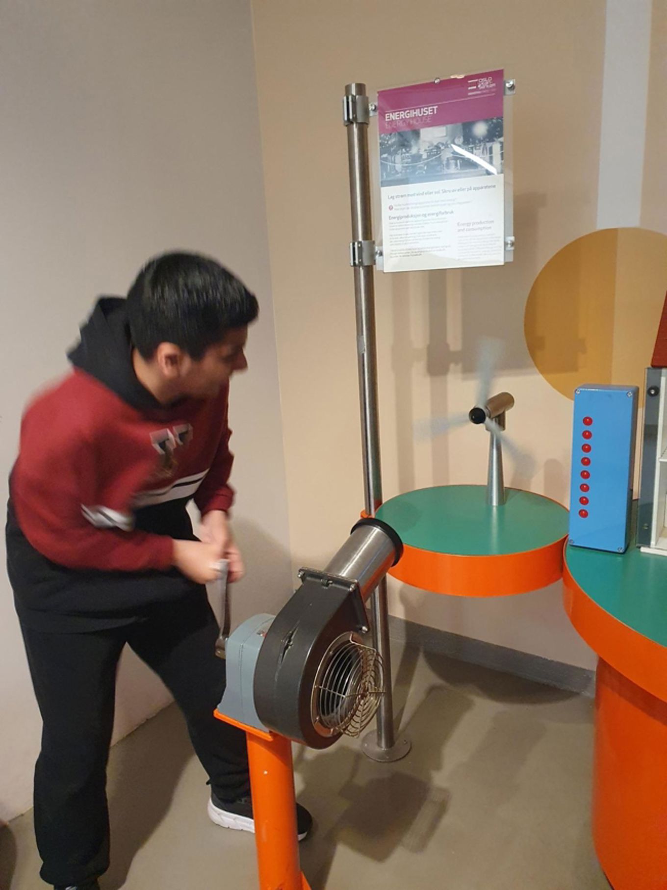 en person som jobber på en maskin