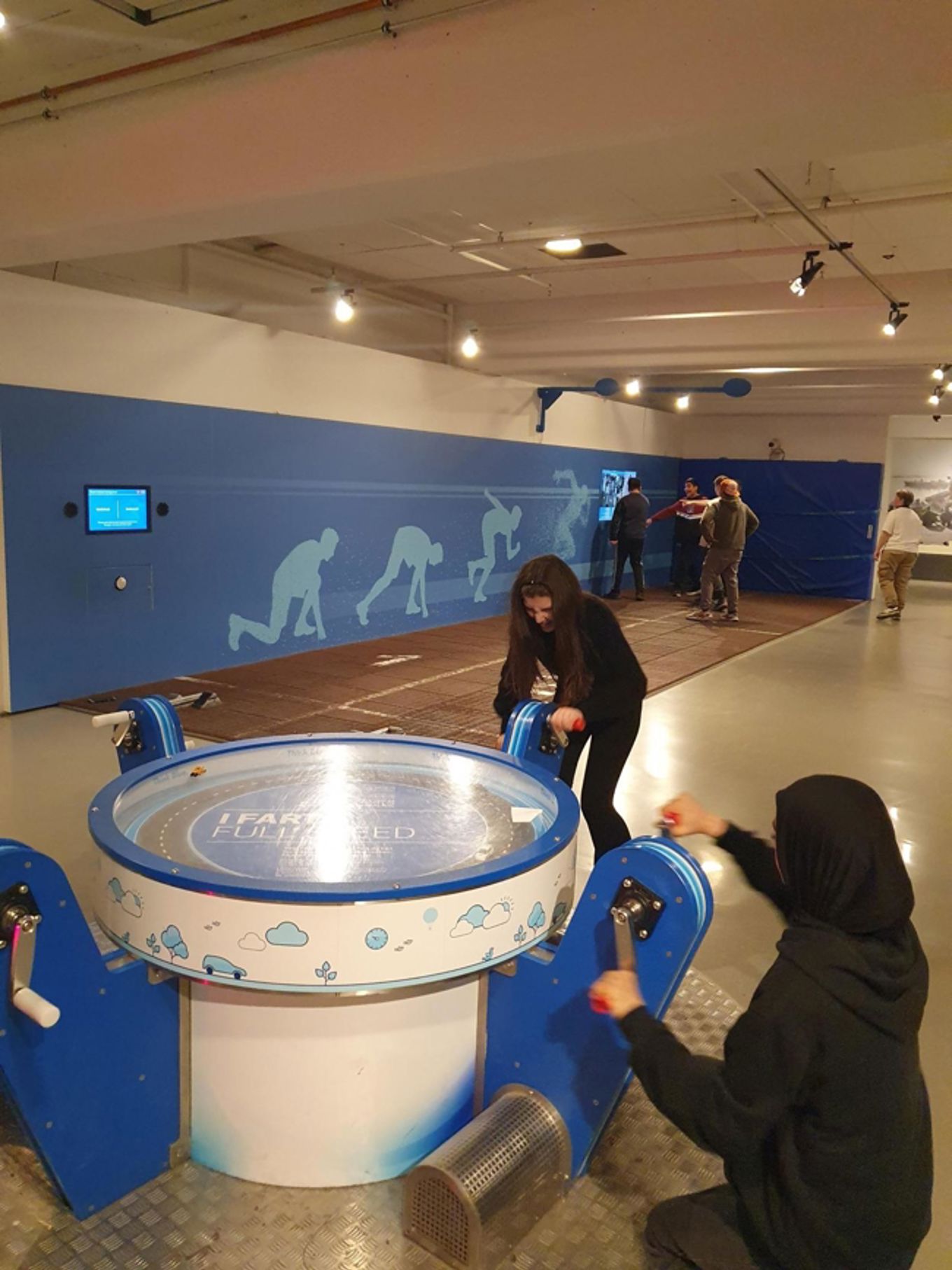 en person som står ved siden av en stor blå og hvit maskin