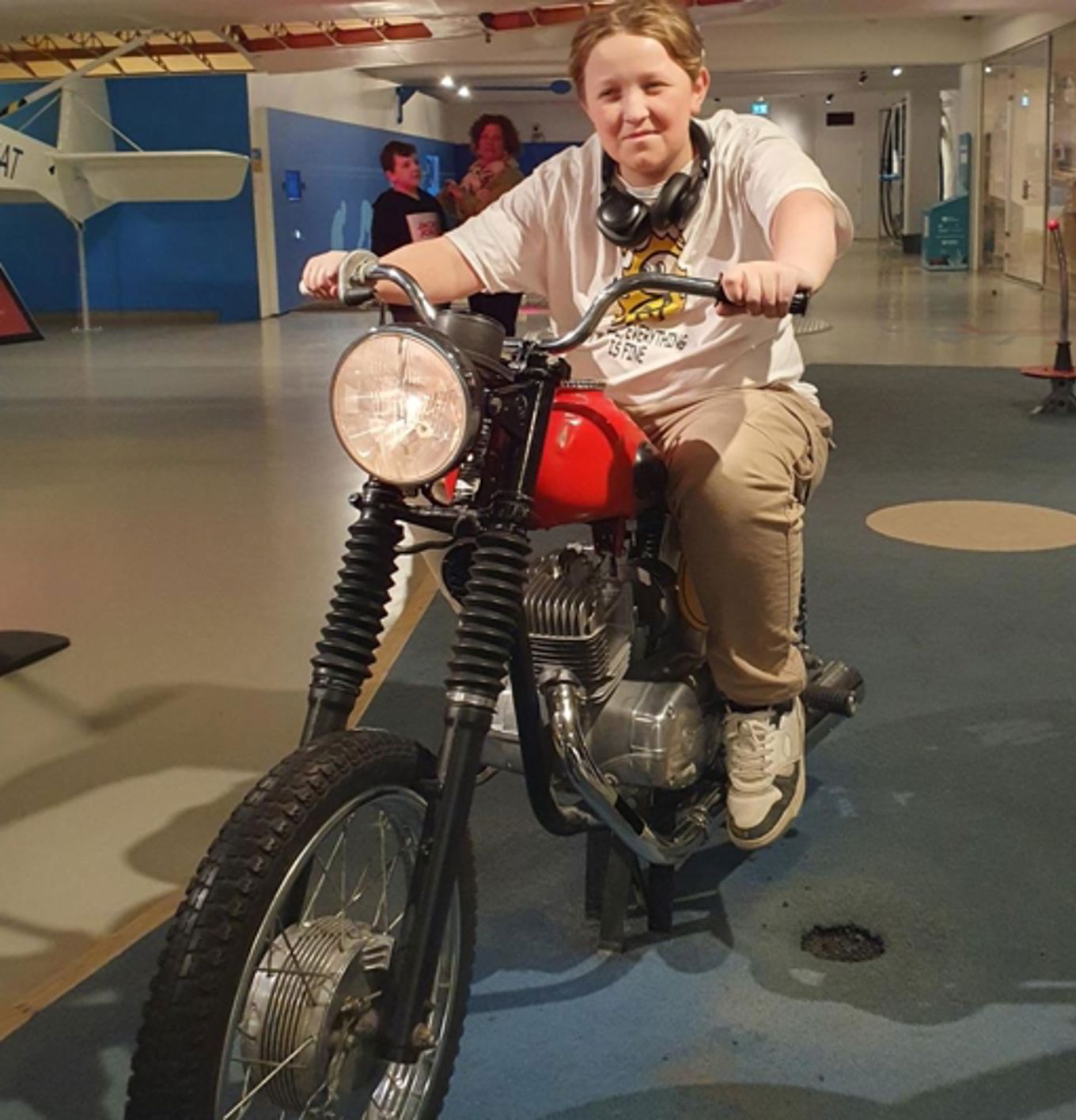 en person som sitter på en motorsykkel