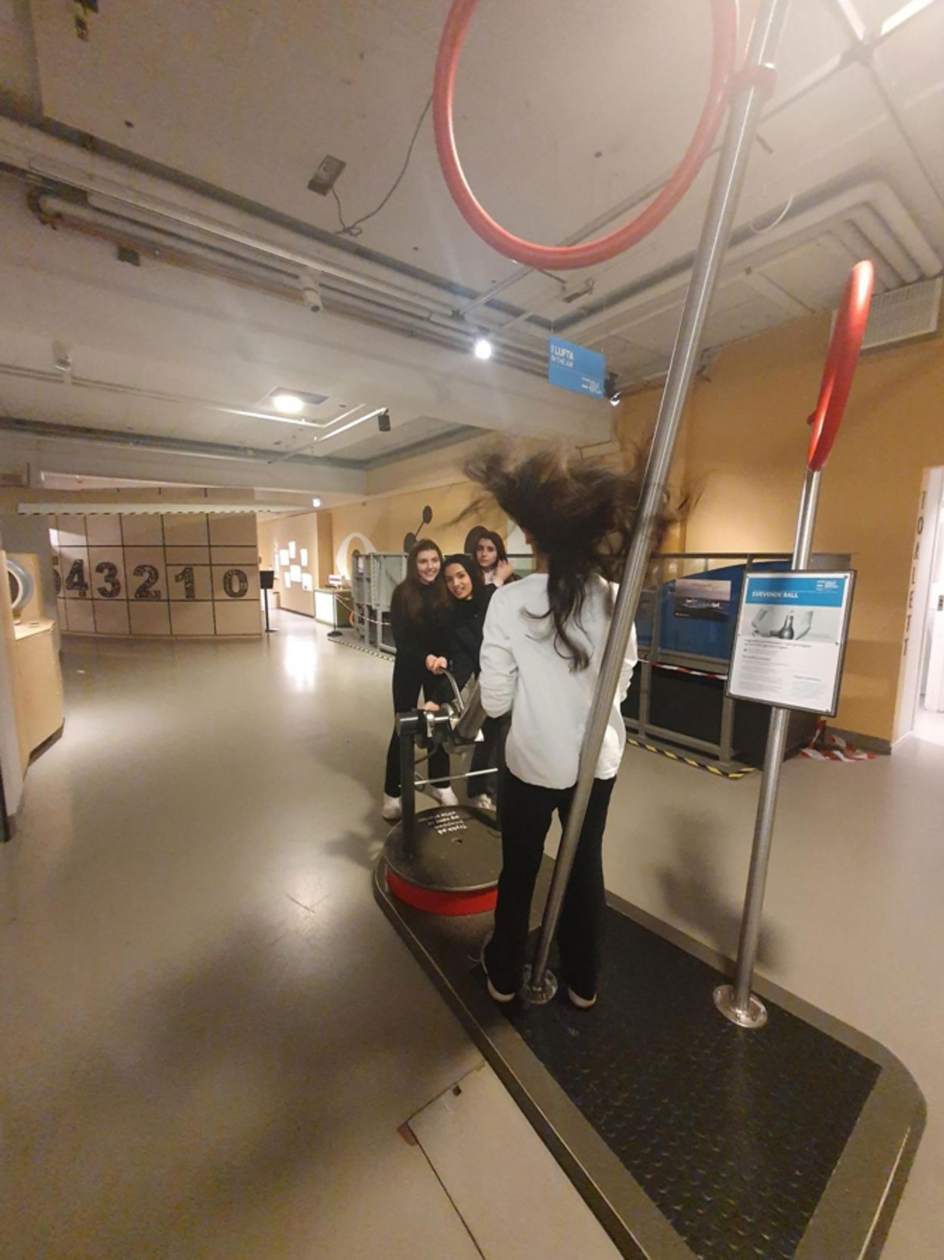 en person som står ved siden av en maskin