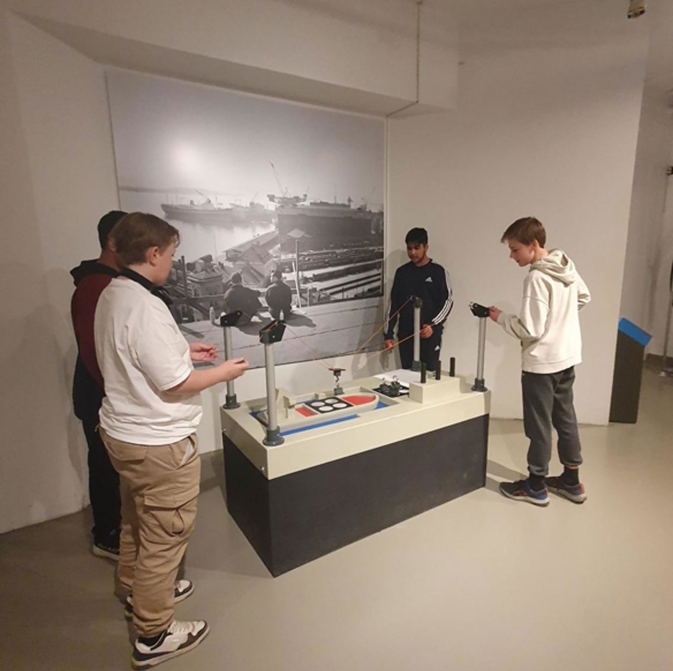 en gruppe personer som spiller