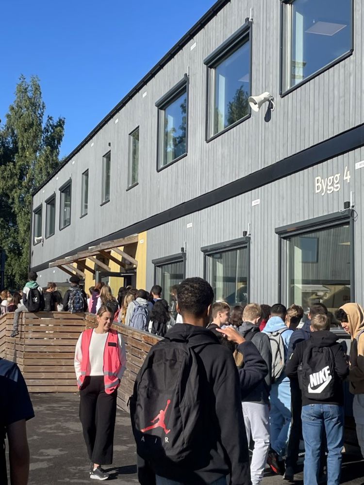 10. trinn på vei inn bygg 4