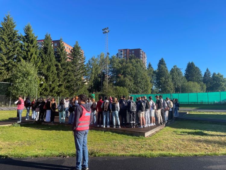 Foto: Tsega Kebreab Elever samlet ved scenen