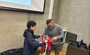 Omar signerer fotballtrøye