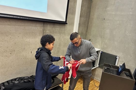 Omar signerer fotballtrøye