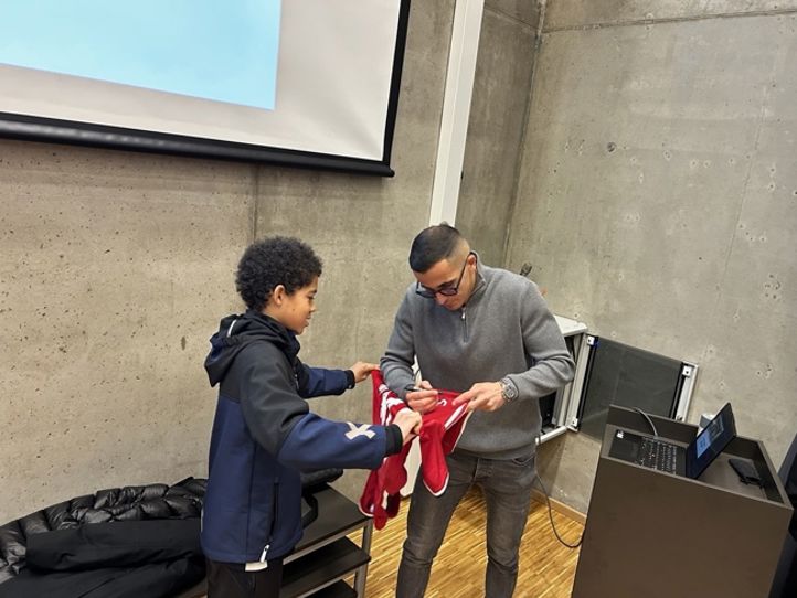 Foto: Abhiraami Gunaratnam Omar signerer fotballtrøye