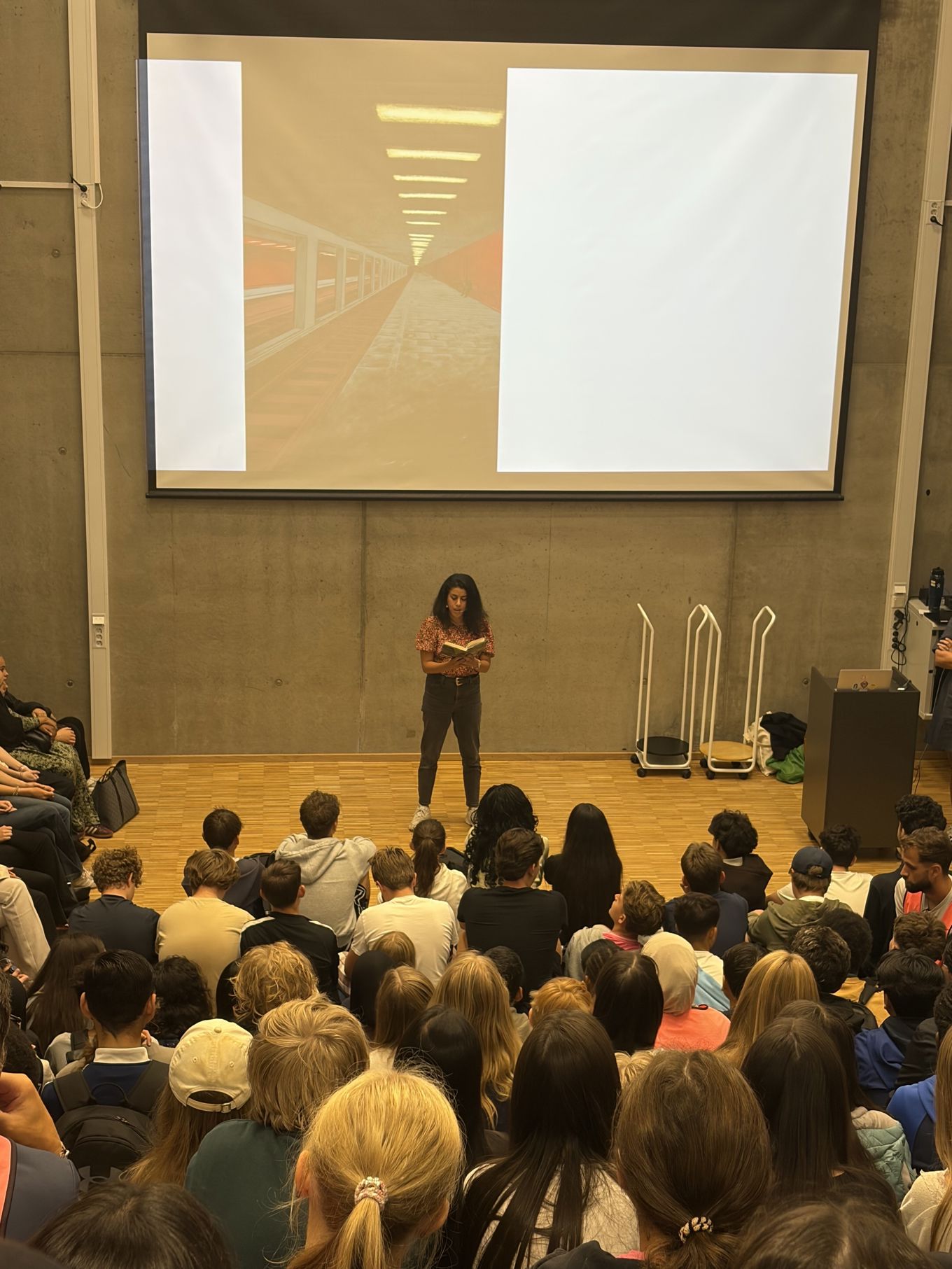 en person som holder en presentasjon for et publikum