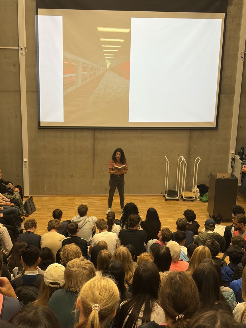 en person som holder en presentasjon for et publikum en person som holder en presentasjon for et publikum