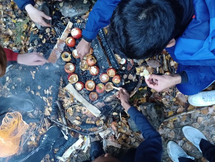 Foto: Vilde Halveg Griller epler på bål