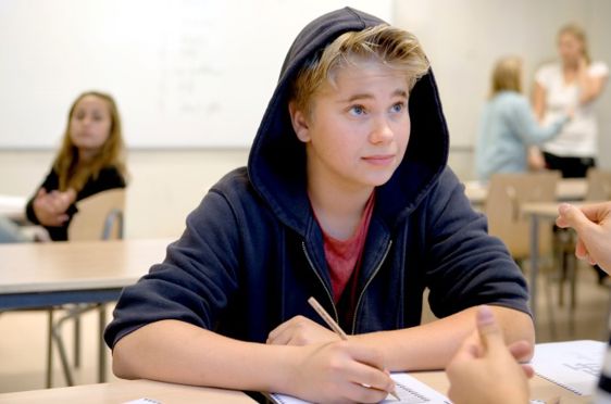 Elev i klasserom. Ung gutt skriver.