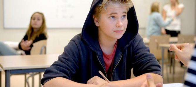 Foto: NTB scanpix Credit: Oslo kommune Elev i klasserom. Ung gutt skriver.